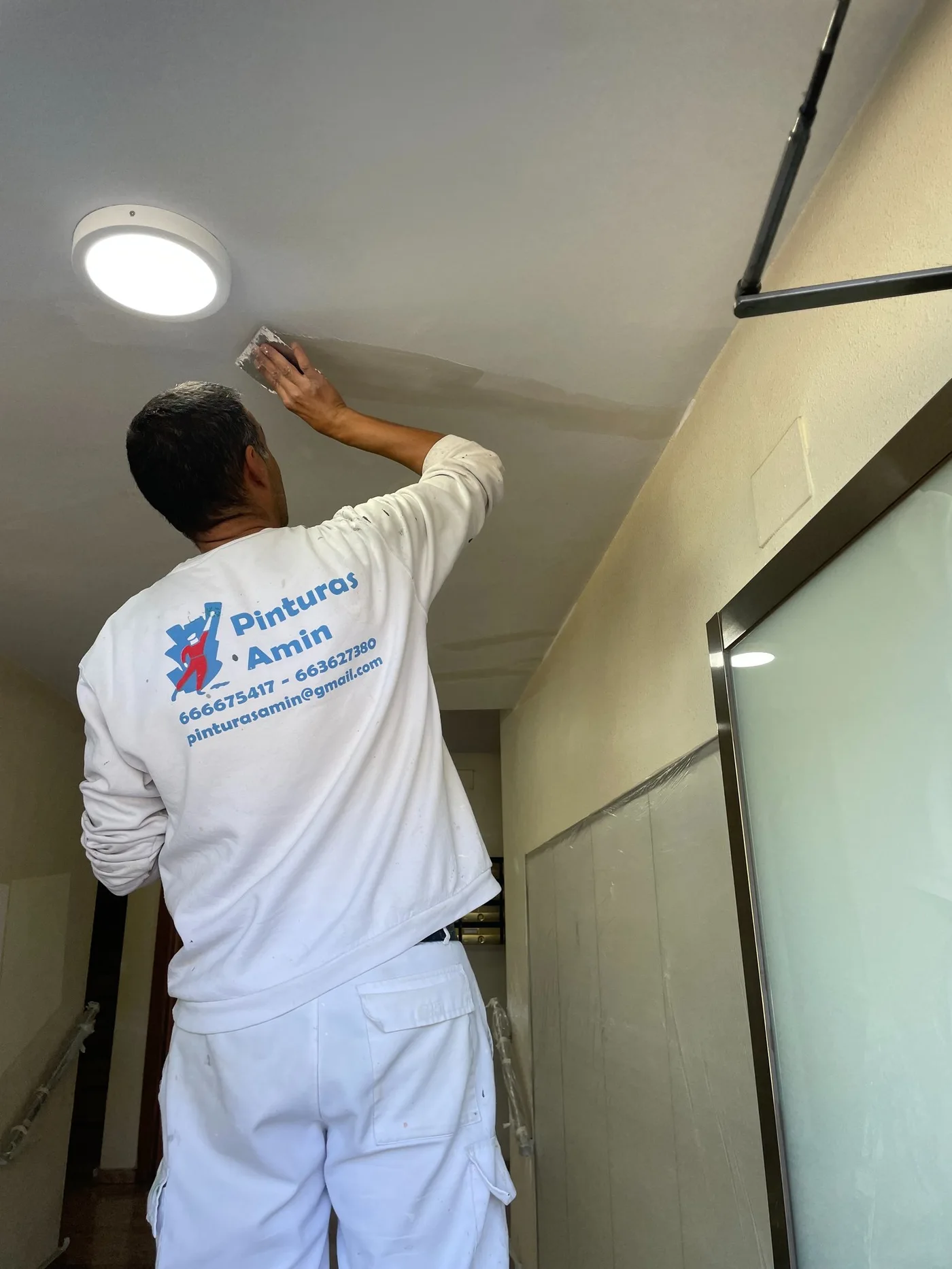 Profesional de Pinturas Amin pintando un techo