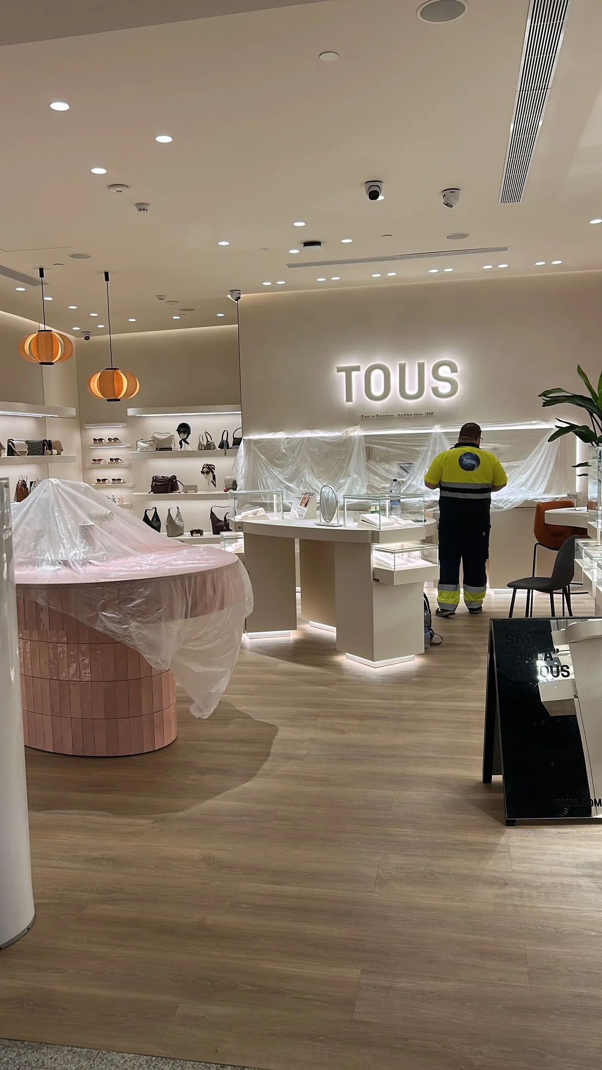 Interior de la tienda Tous